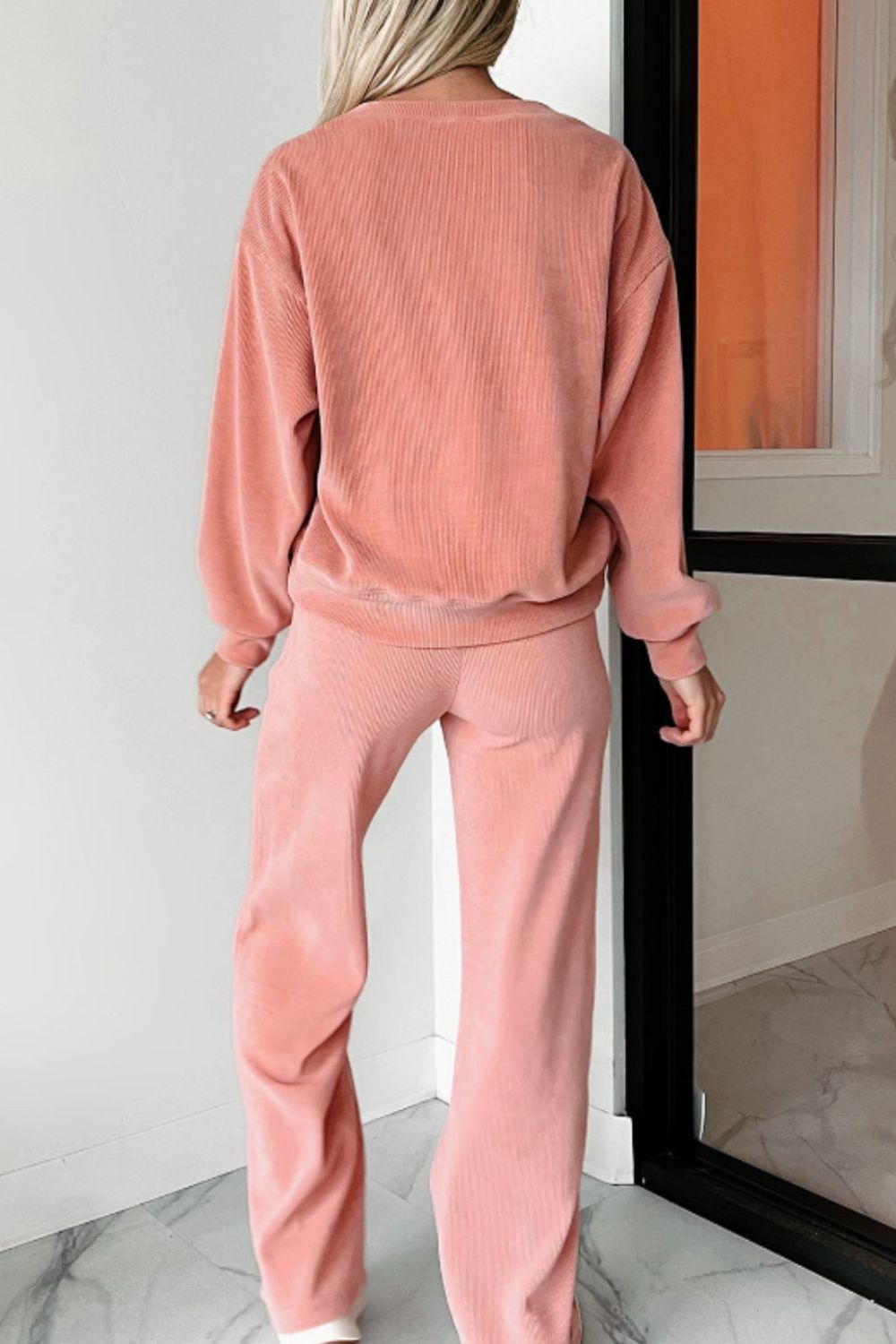 Conjunto de pantalón y top de manga larga con cuello redondo