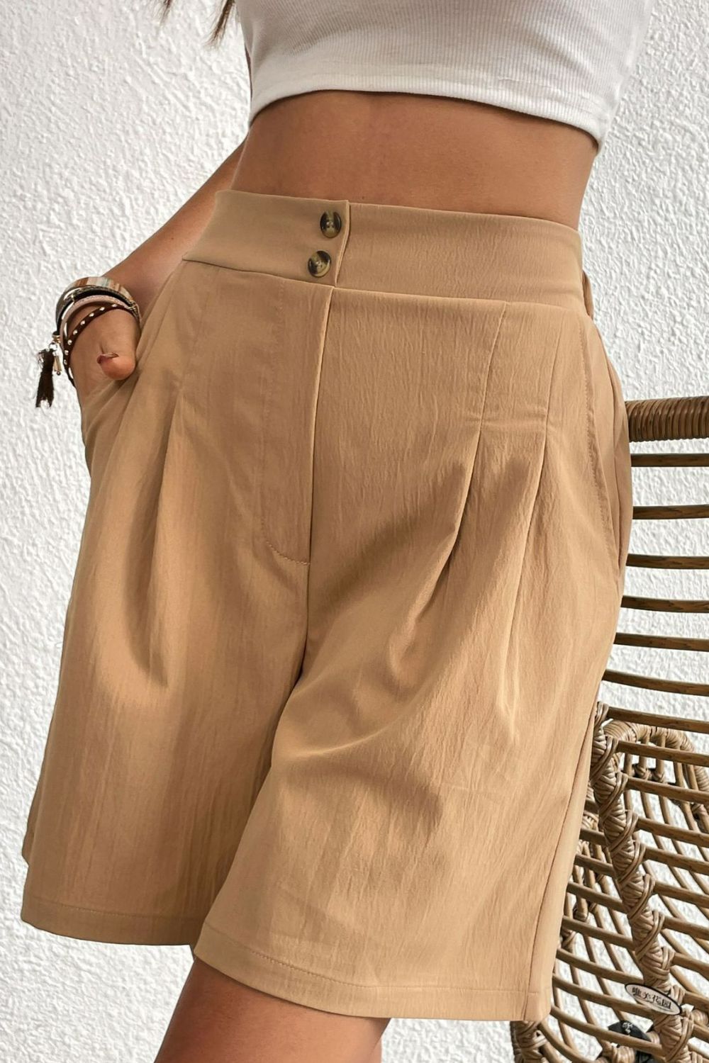 Pantalones cortos con detalle plisado y cintura elástica abotonada Perfee