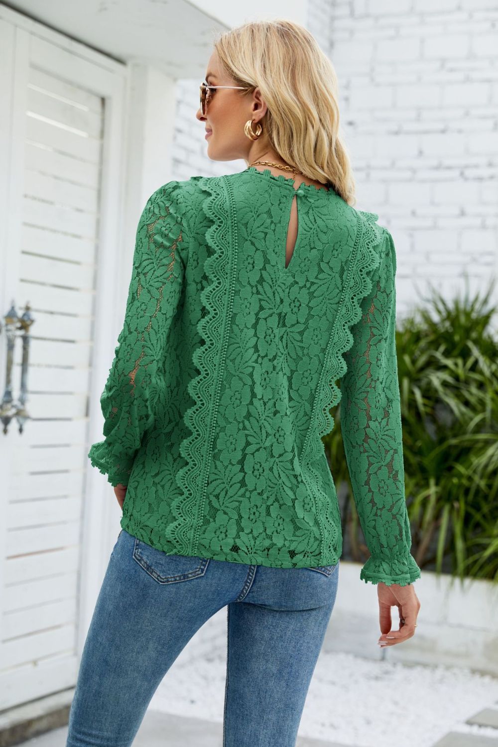 Blusa de encaje con mangas con volantes y escote en V