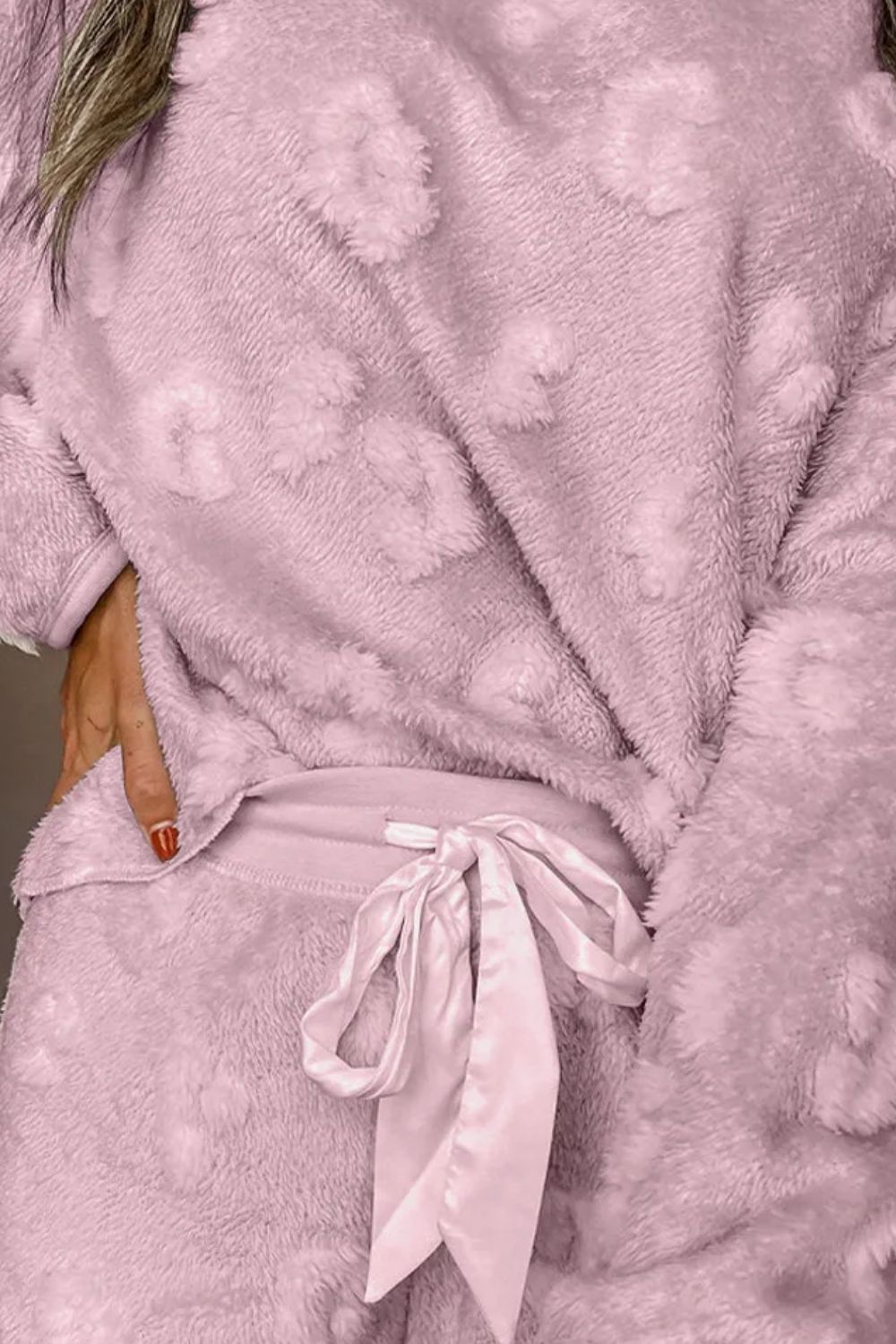 Conjunto de salón con camiseta de manga larga y pantalones cortos con cuello redondo