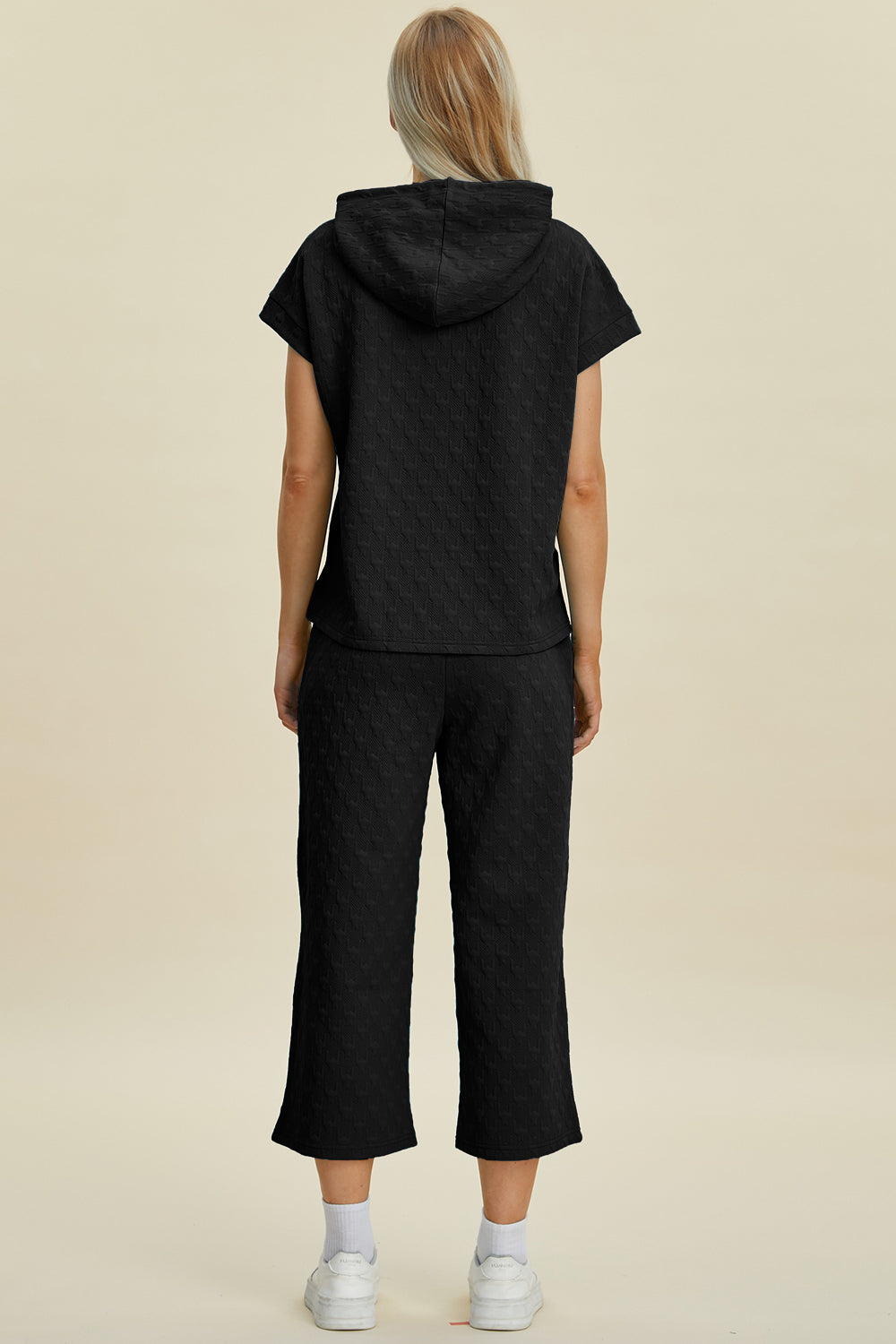 Conjunto de sudadera con capucha y pantalones con bolsillos de manga corta con cordón y textura de tamaño completo de Double Take