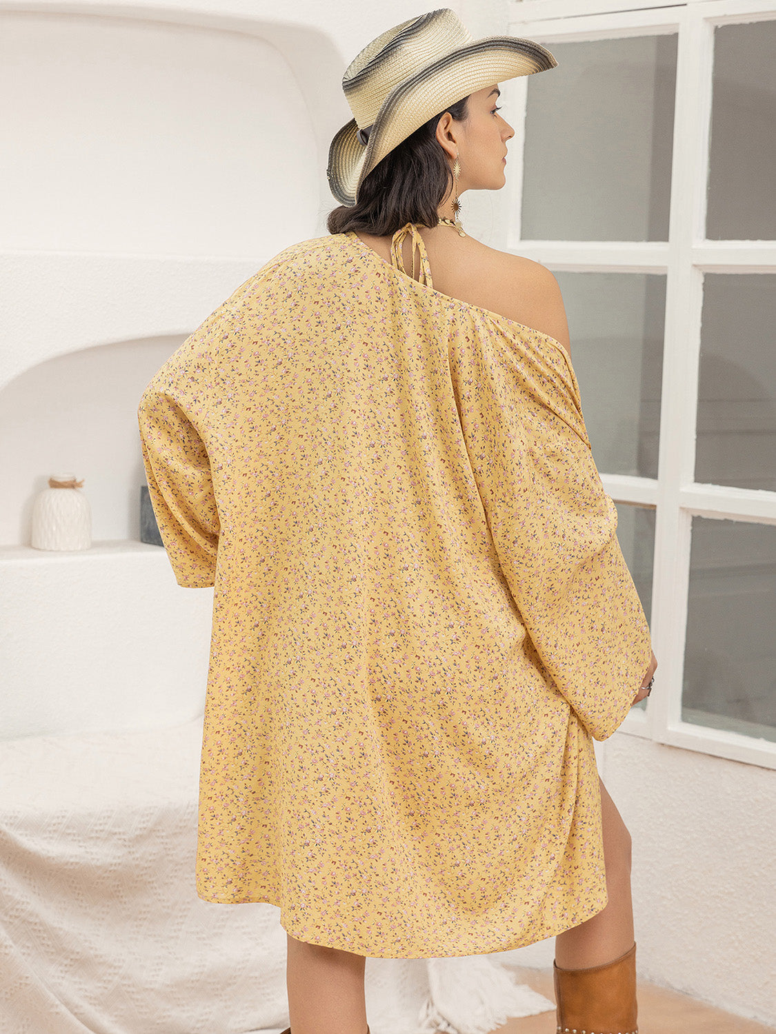 Conjunto de mono y bata con cuello halter estampado