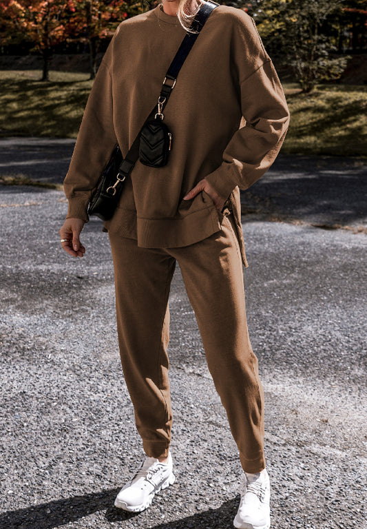 Conjunto de pantalón y top de manga larga con cuello redondo y abertura lateral
