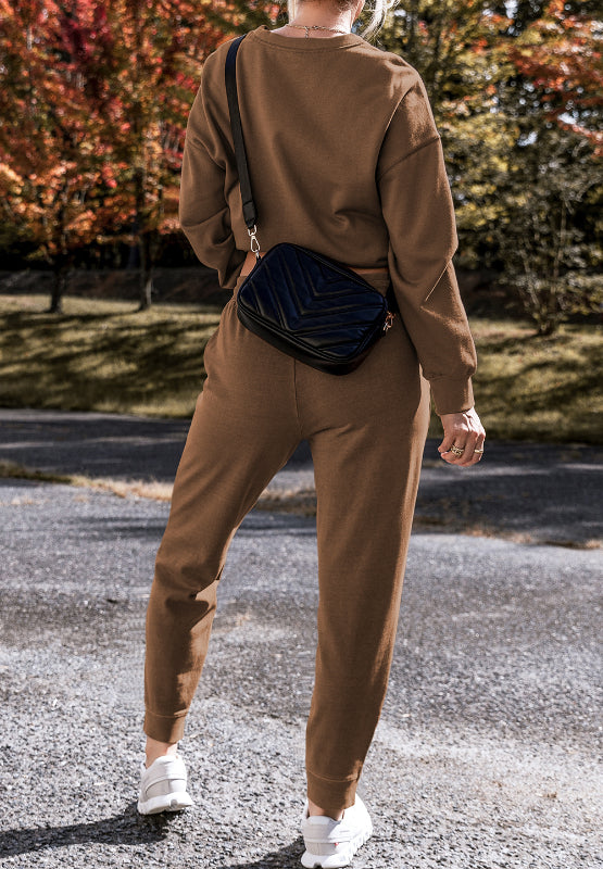 Conjunto de pantalón y top de manga larga con cuello redondo y abertura lateral