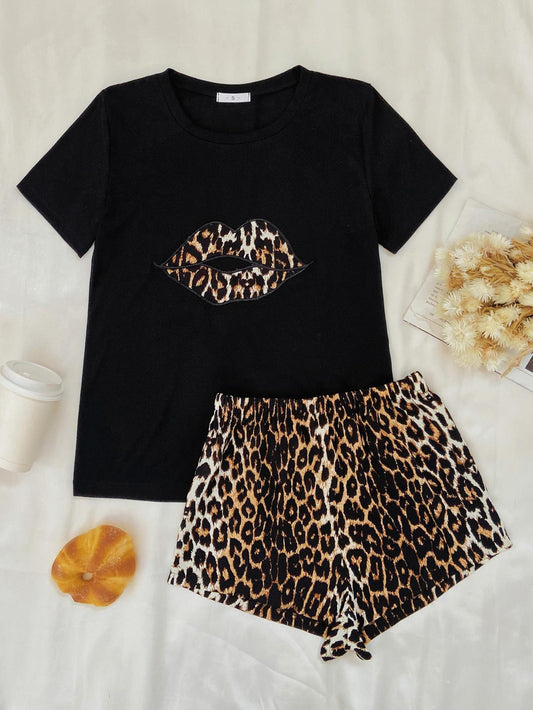 Conjunto de estar por casa con top y pantalones cortos con estampado de labios de leopardo