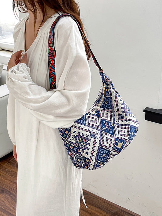 Bolso bandolera con correa ajustable y diseño geométrico