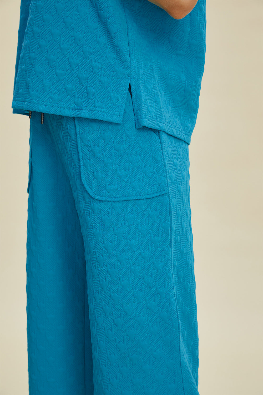 Conjunto de sudadera con capucha y pantalones con bolsillos de manga corta con cordón y textura de tamaño completo de Double Take