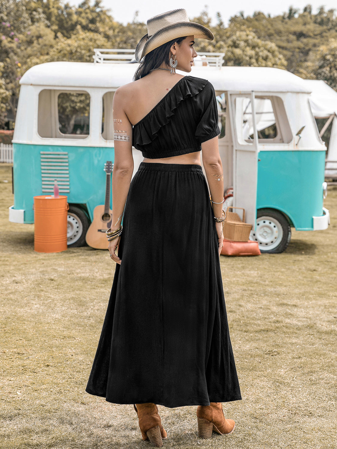 Conjunto de falda con abertura y top con hombros descubiertos y volantes