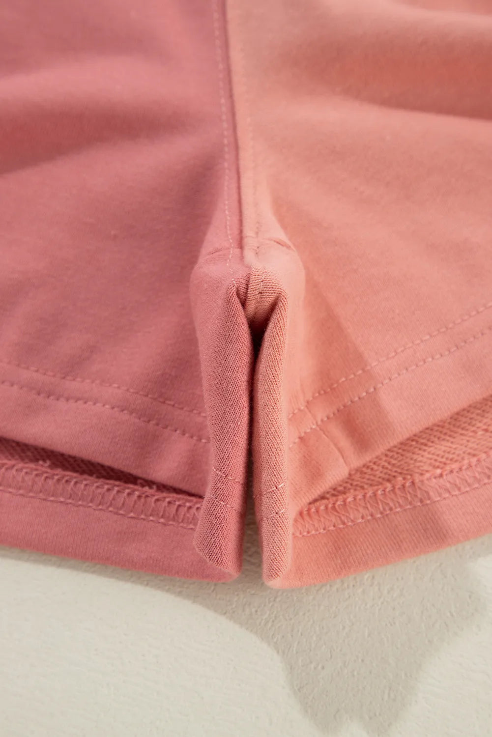 Conjunto de top y pantalones cortos con cuello redondo y bloques de color