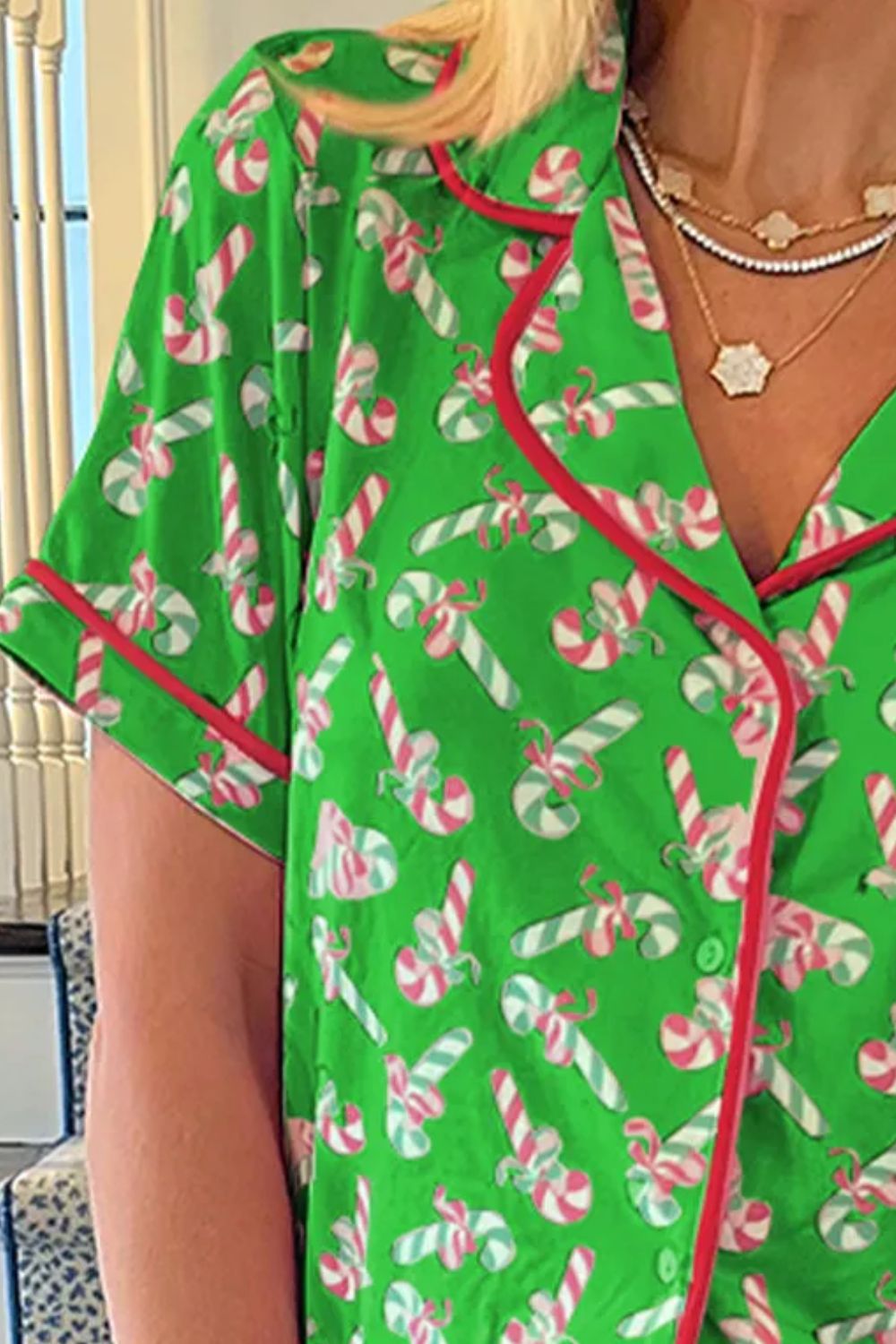 Conjunto de descanso con top y pantalones cortos con cuello de bastón de caramelo