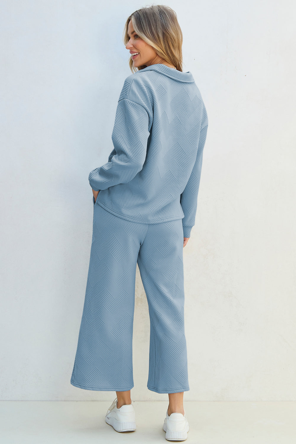 Conjunto de top con cuello texturizado y pantalones de pierna ancha