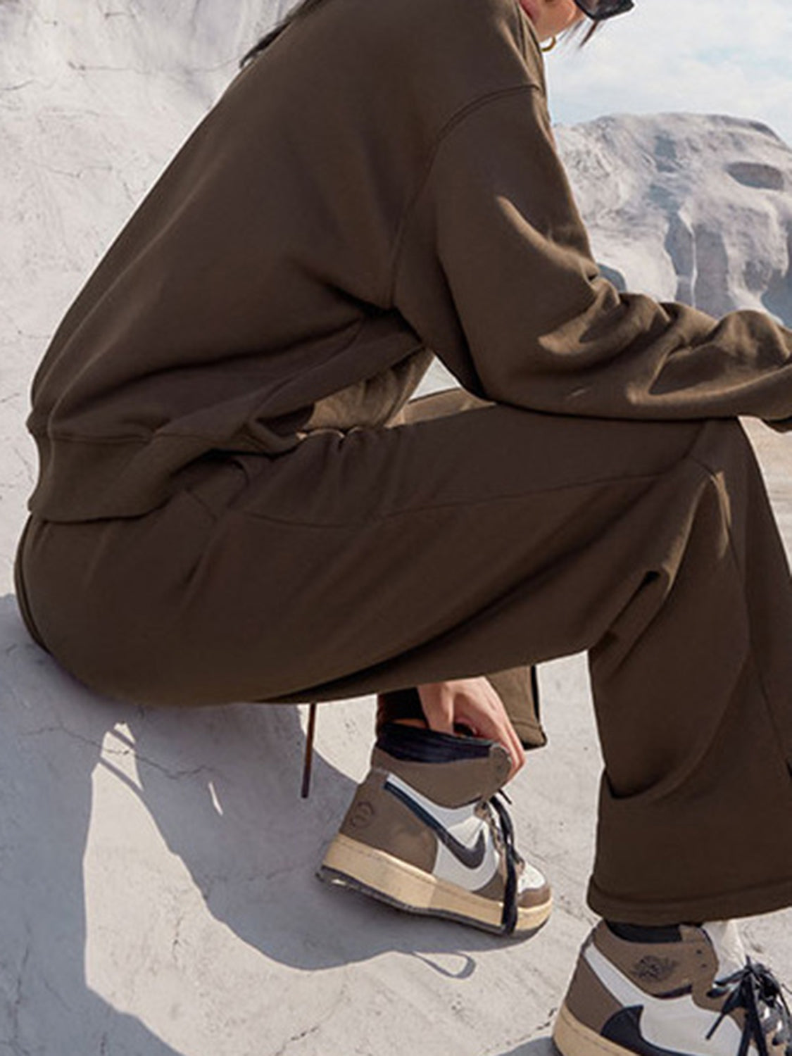 Conjunto de pantalón con cintura elástica y top de manga larga con cuello redondo