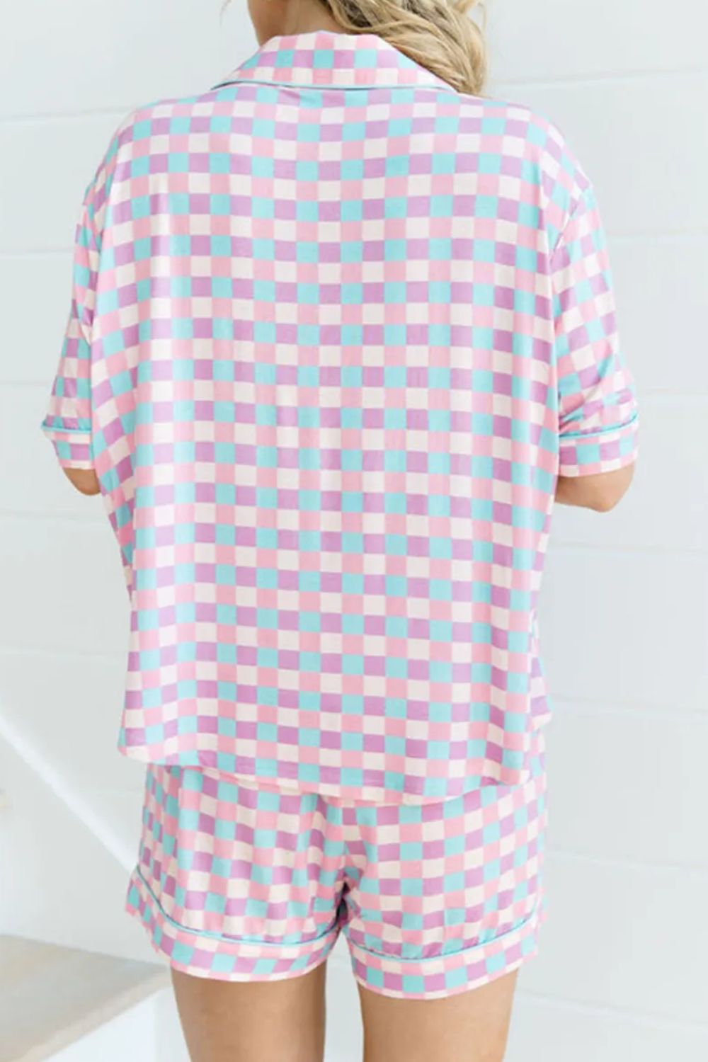 Conjunto de estar por casa con camiseta de manga corta y pantalones cortos con cuello de cuadros