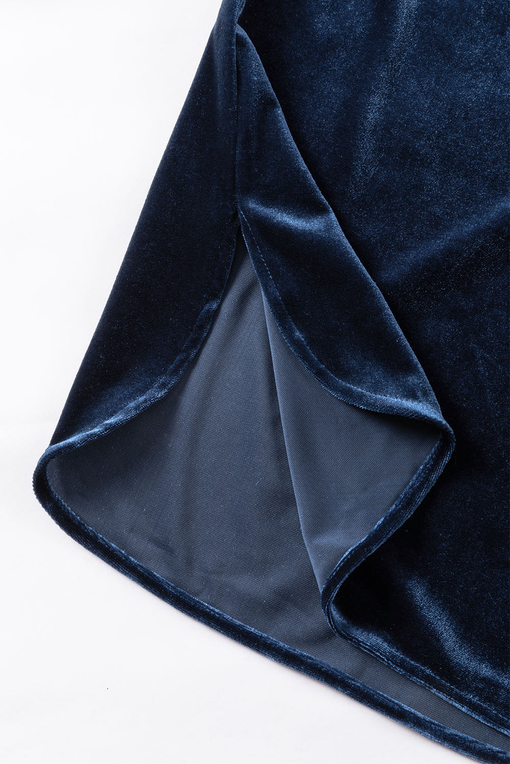 Blusa de manga larga con cuello alto, medio botón y volantes