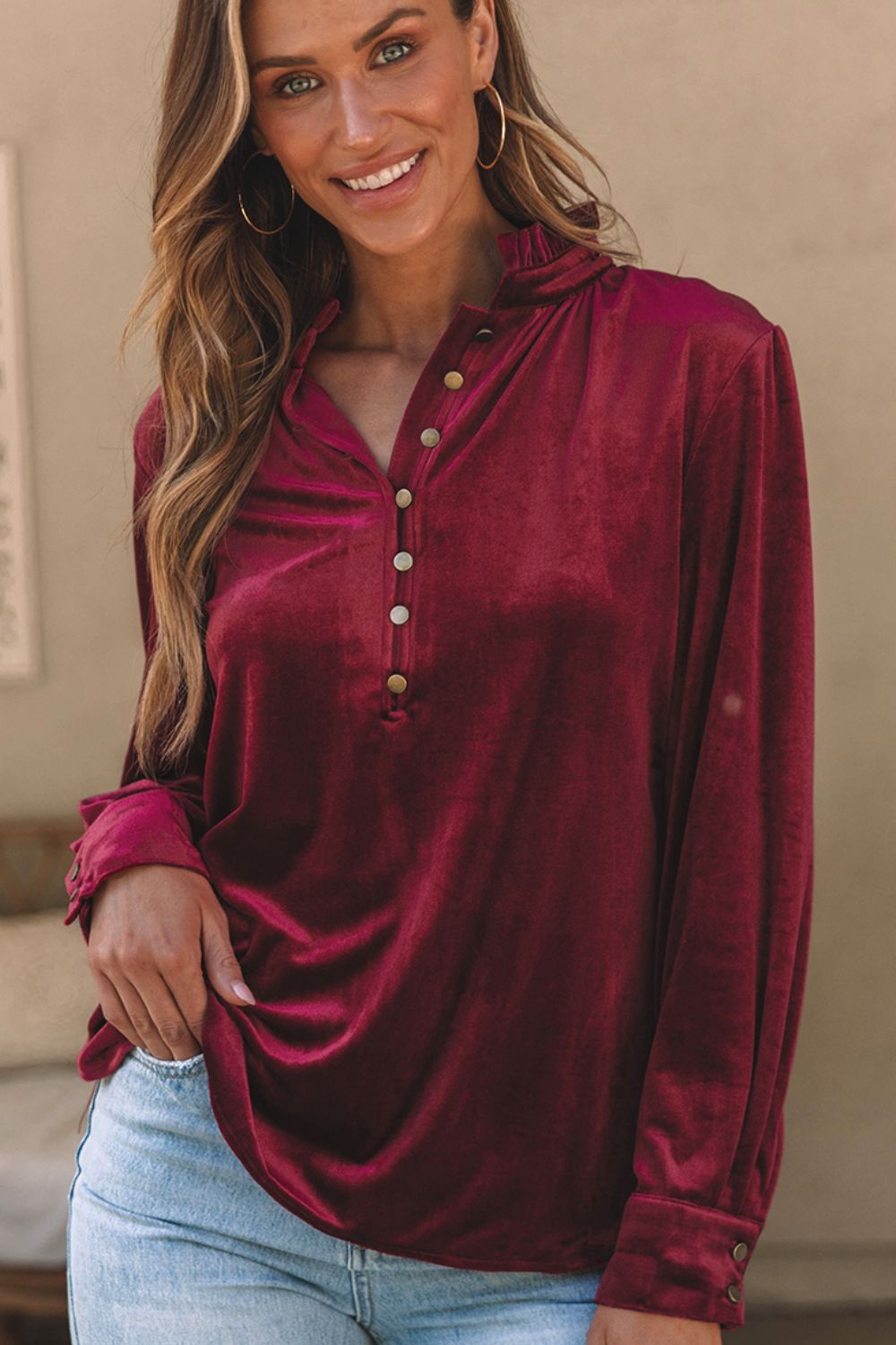 Blusa de manga larga con cuello alto, medio botón y volantes