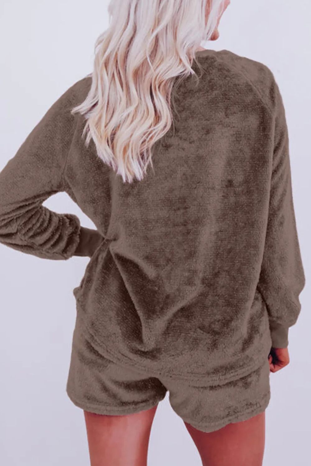 Conjunto de salón con camiseta de manga larga y pantalones cortos con cuello redondo