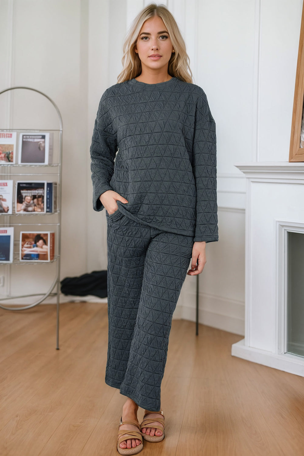 Conjunto de estar por casa con top de cuello redondo y pantalón con bolsillos