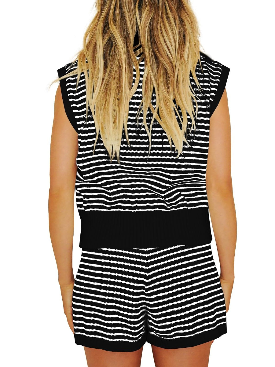 Conjunto de suéter con manga corta y pantalones cortos a rayas