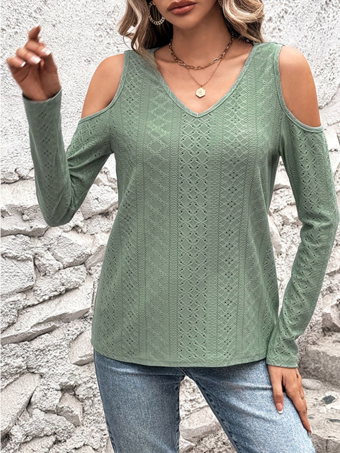 Camiseta de cuello en V con hombros descubiertos y ojales de tamaño completo