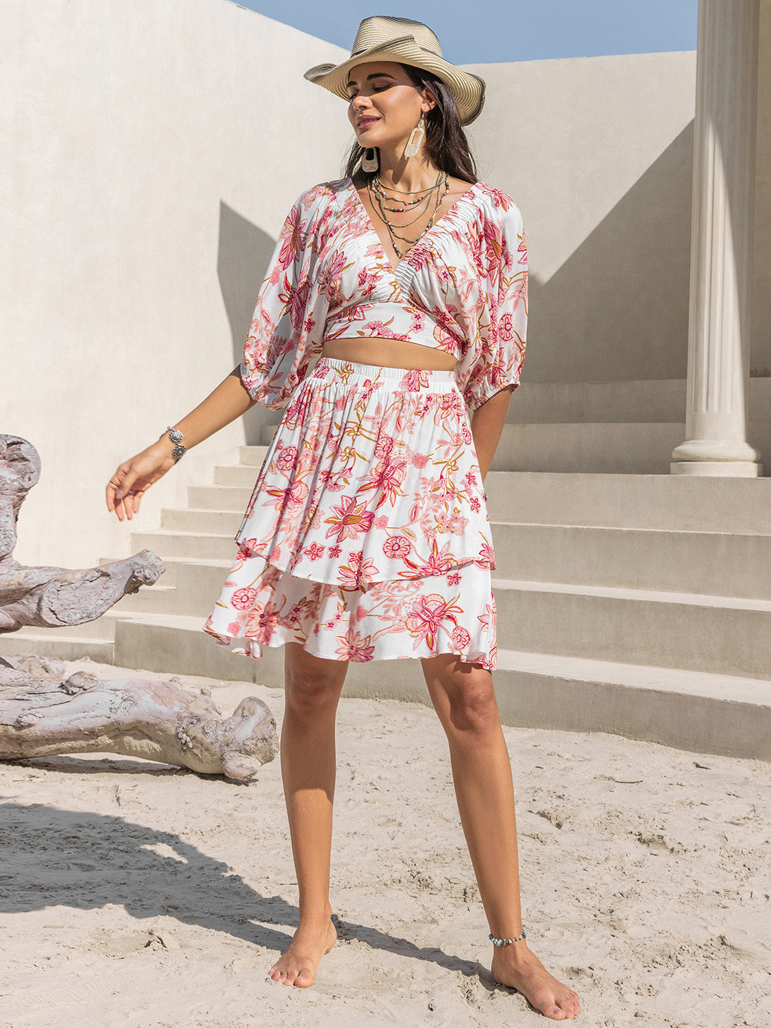 Conjunto de falda con capas y top de media manga estampado