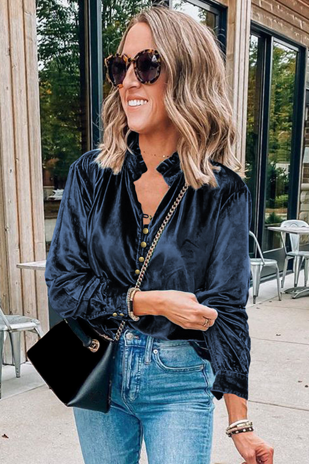 Blusa de manga larga con cuello alto, medio botón y volantes