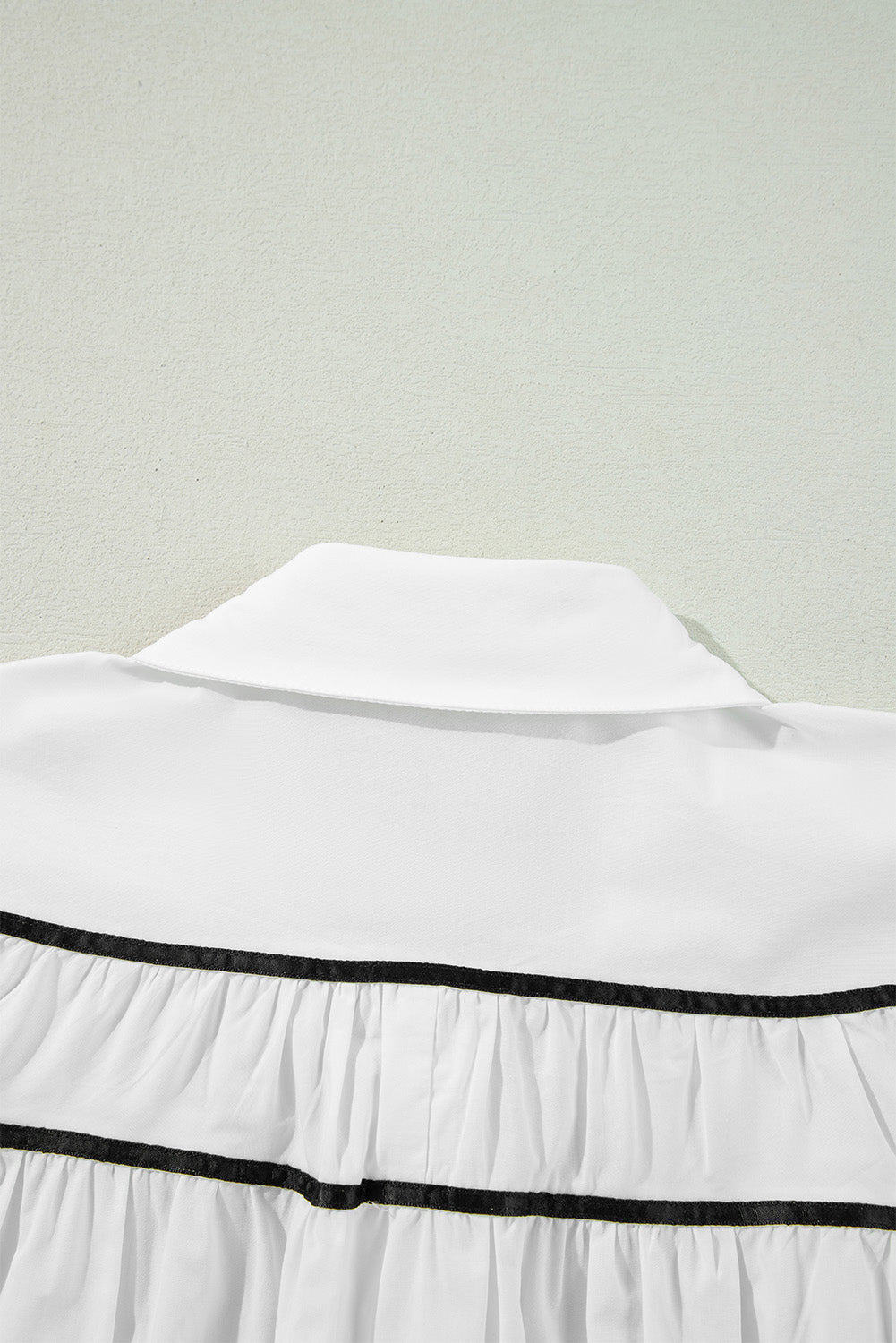Camisa con cuello, mangas con volantes y lazo de cinta