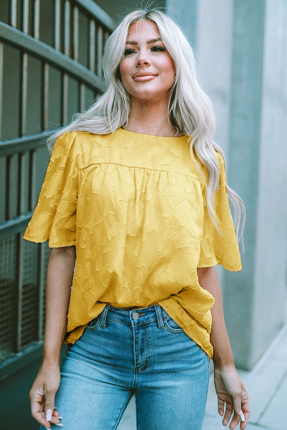Blusa con cuello redondo y mangas abullonadas
