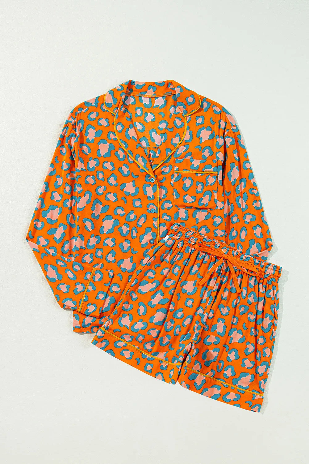 Conjunto de estar por casa con camiseta de manga larga y pantalones cortos con cuello de leopardo