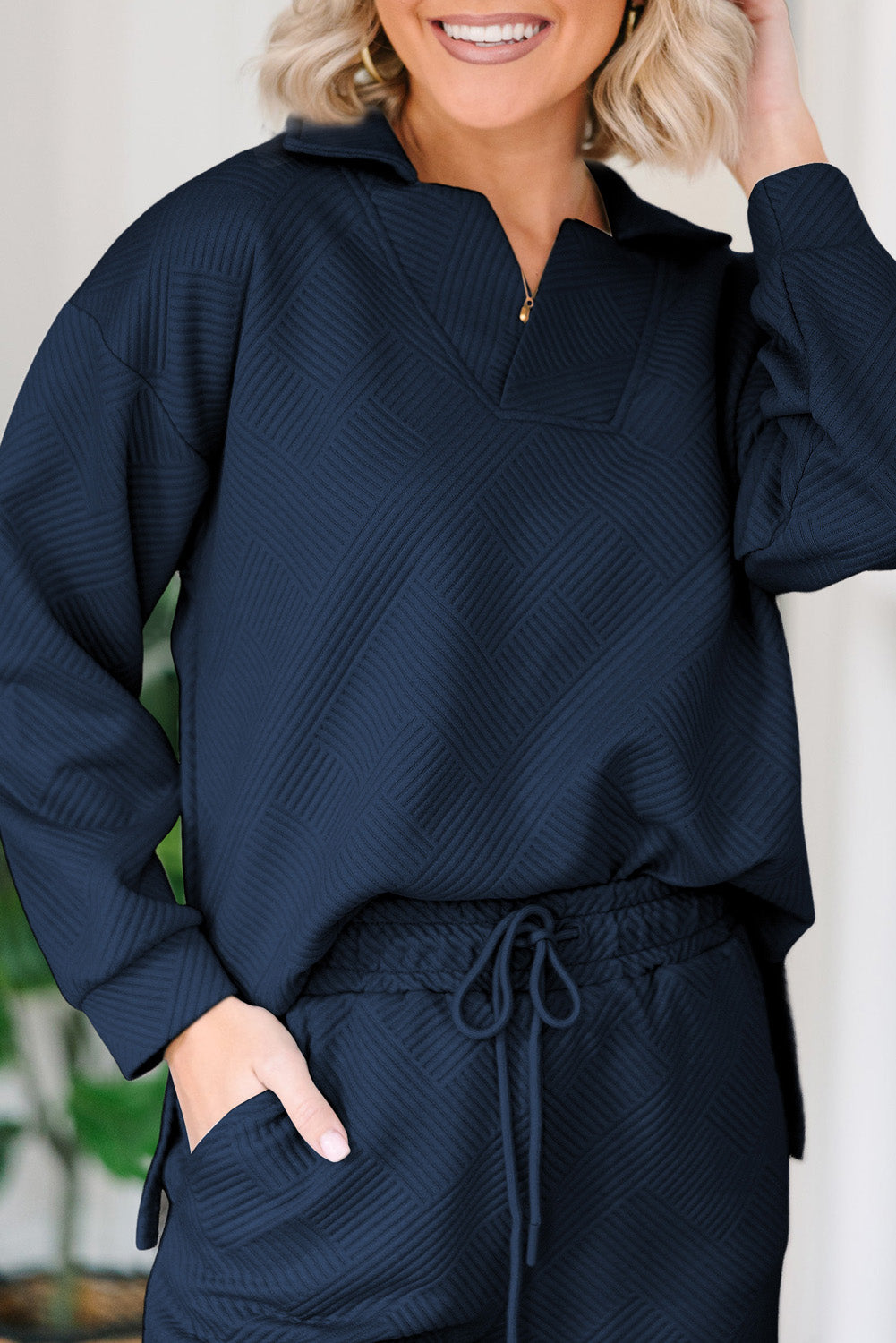 Conjunto de top con cuello texturizado y pantalones de pierna ancha