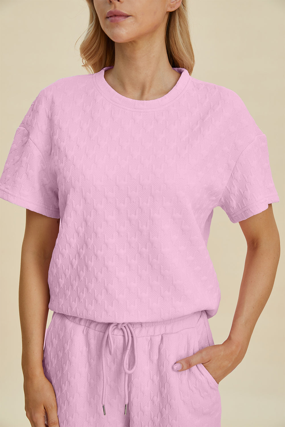 Conjunto de pantalón y top de manga corta con cuello redondo y textura de tamaño completo de Double Take